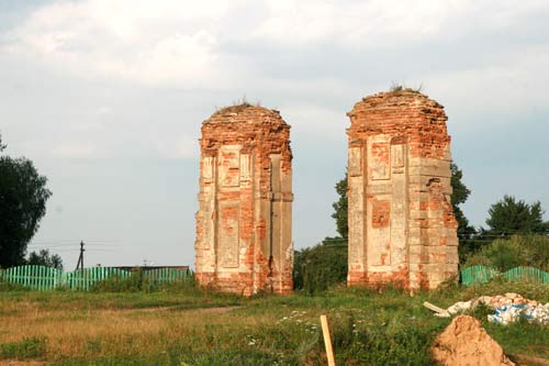 Różana. Pałac Sapiehów