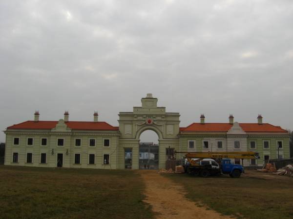 Różana. Pałac Sapiehów