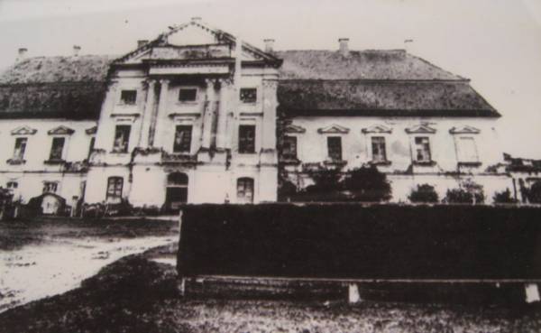 Różana. Pałac Sapiehów