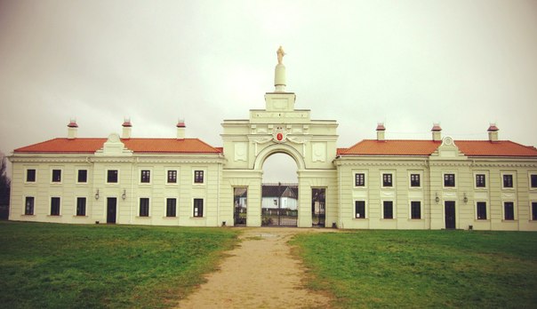 Różana. Pałac Sapiehów