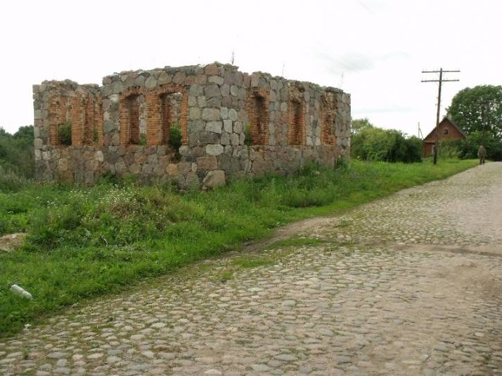 Сінагога стаіць у руінах. Спонсары некалькі разоў прапаноўвалі аднавіць святыню, аднак кіраўніцтва Шаркоўшчынскага раёна не пагаджаецца на гэта.<br><br> Лужкі. Сінагога