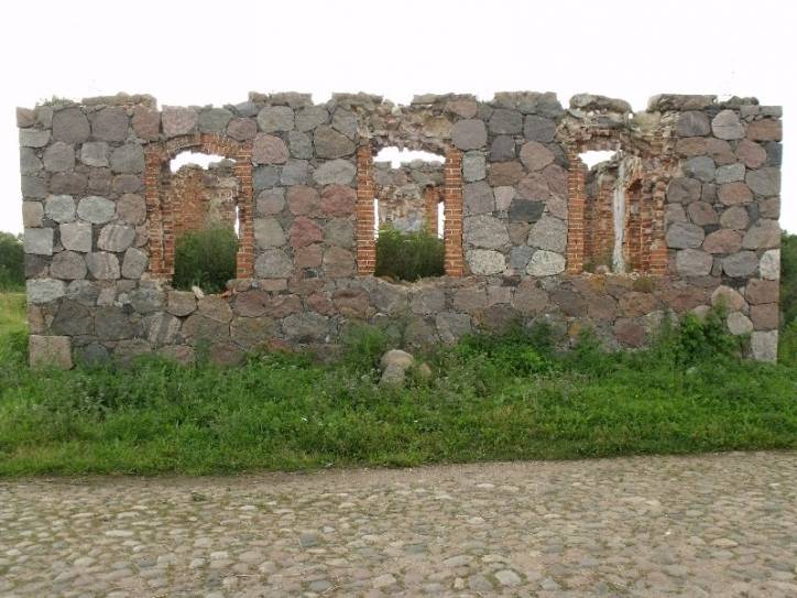 Сінагога стаіць пры Млыновай вуліцы, якая найбольш з усіх лужэцкіх вуліц захавала старадаўні выгляд і дух.  Лужкі. Сінагога